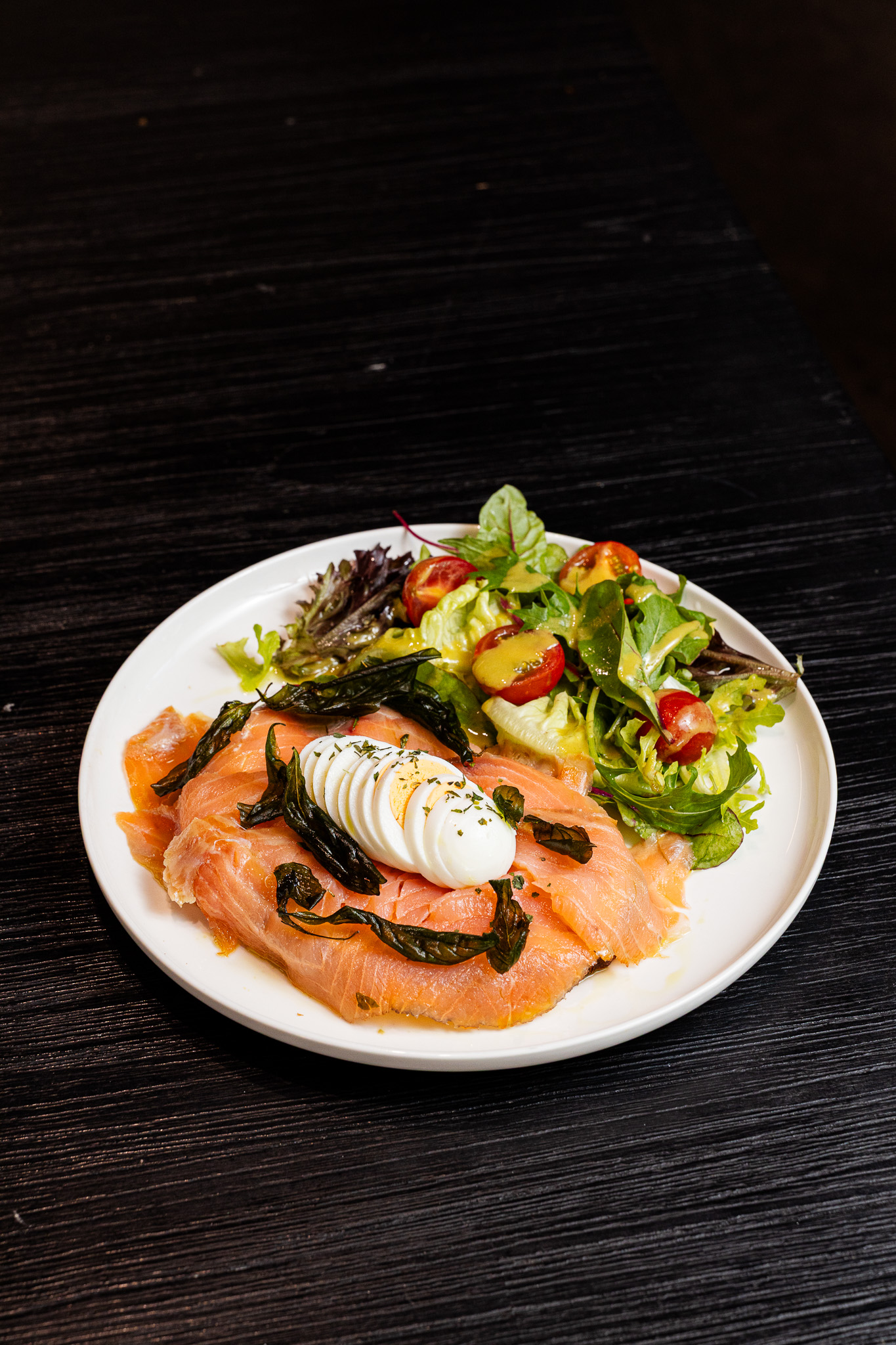 Smoked salmon on tartar toast